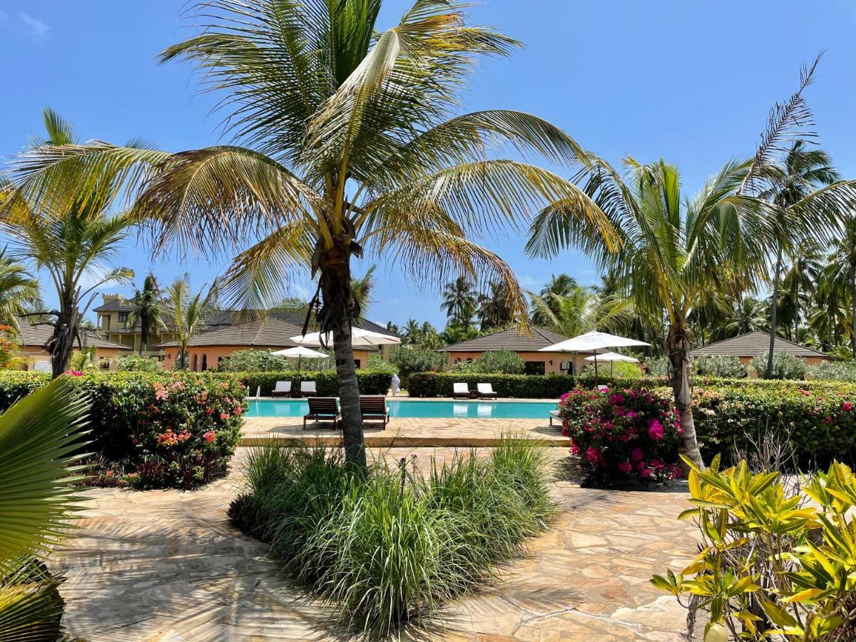 The Sands Beach Resort Буейю Екстериор снимка