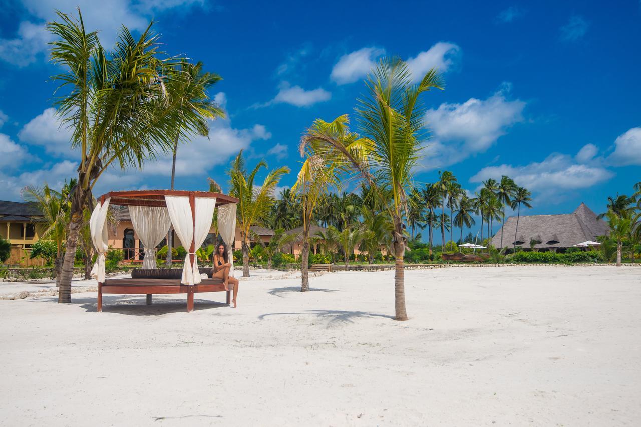 The Sands Beach Resort Буейю Екстериор снимка