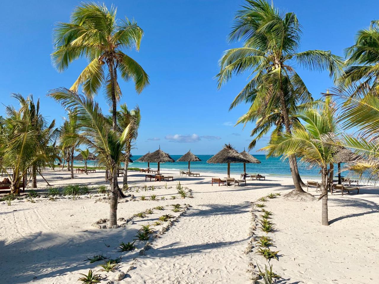 The Sands Beach Resort Буейю Екстериор снимка